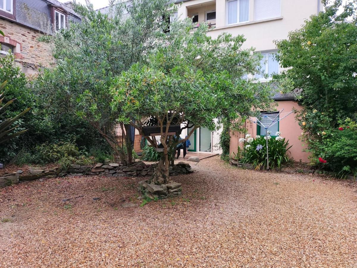 Appartement Au Centre Ville Avec Un Beau Jardin Prive Lannion Eksteriør billede